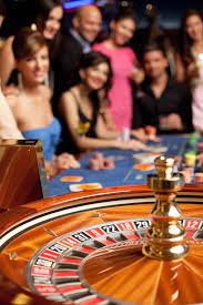 Antarmuka meja Texas Poker carawin menampilkan kartu komunal dan chip count secara real-time